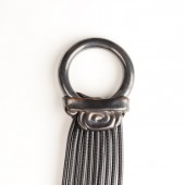 ing-ring papuošalas ant kaklo - juoda spiralė/marmuras
